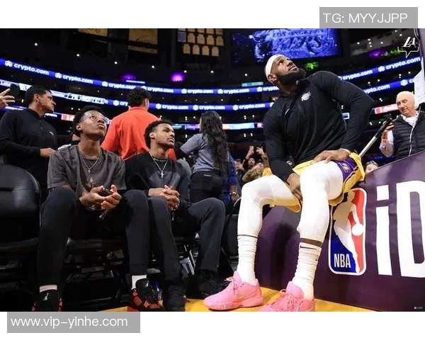 布朗尼单臂劈扣震撼全场詹姆斯感慨上空气与众不同